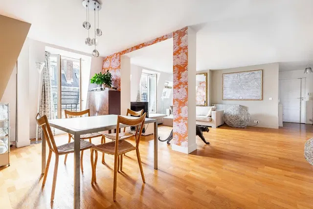 Obývací pokoj; přirozené světlo, dřevěná podlaha, moderní styl