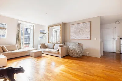 Oturma odası; ahşap zemin, doğal ışık, modern stil, manzara