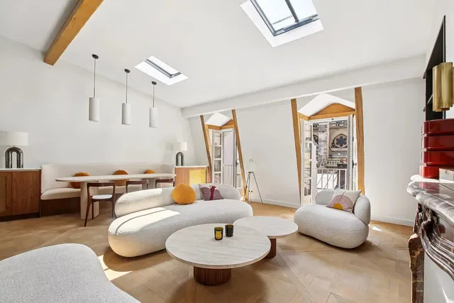 Wohnzimmer; tageslicht, moderner stil, holzbalken, hohe decken