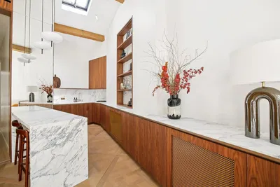 Mutfak; ahşap kirişler, yüksek tavan, doğal ışık, modern stil