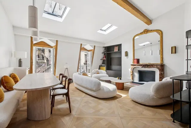 Wohnzimmer; tageslicht, moderner stil, holzbalken, hohe decken, kamin