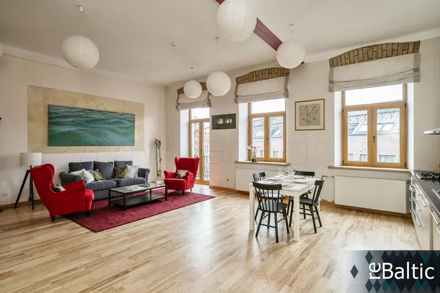 Woonkamer; houten vloer, natuurlijk licht, moderne stijl