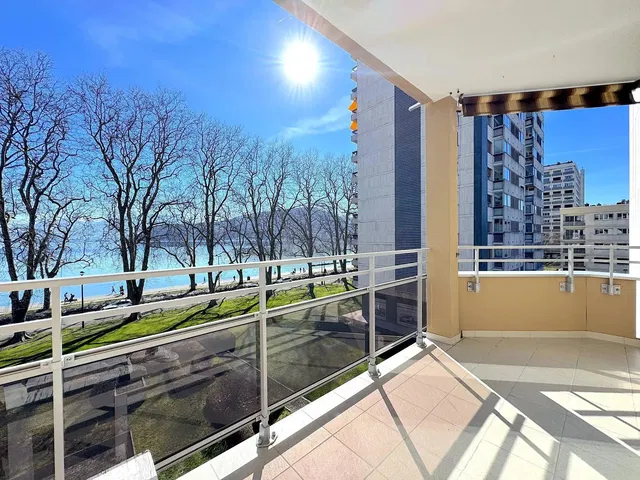 Balkon; uitzicht, tegelvloer