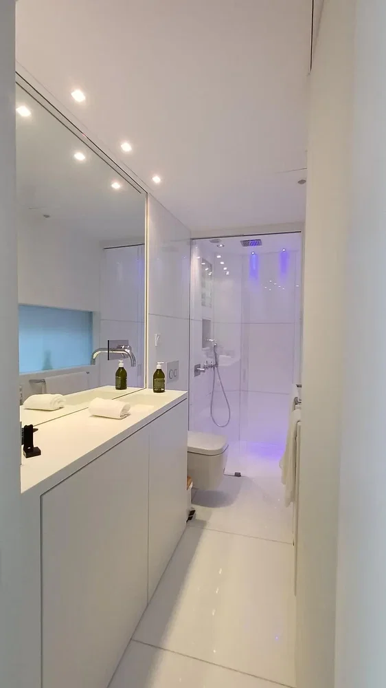 Banyo; fayans zemin, tadilatlı, doğal ışık, modern stil