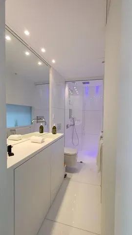 Badkamer; tegelvloer, gerenoveerd, natuurlijk licht, moderne stijl