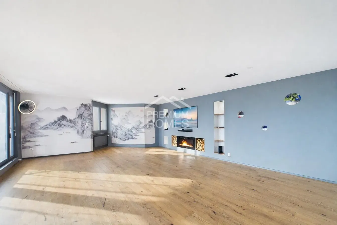 Wohnzimmer; kamin, holzboden, tageslicht, moderner stil