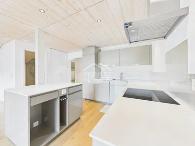 Cuisine; électroménager, parquet, rénové, lumière naturelle