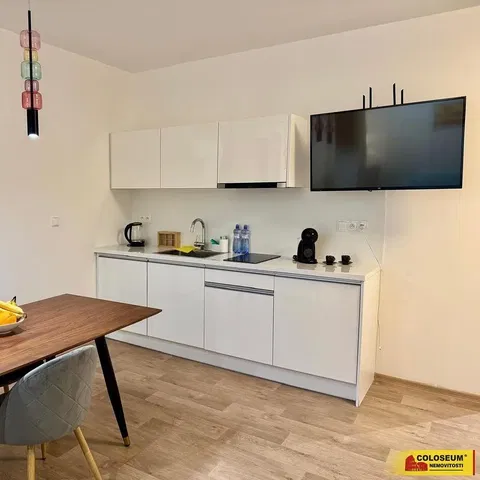 Kuchyně; moderní styl, dřevěná podlaha, přirozené světlo