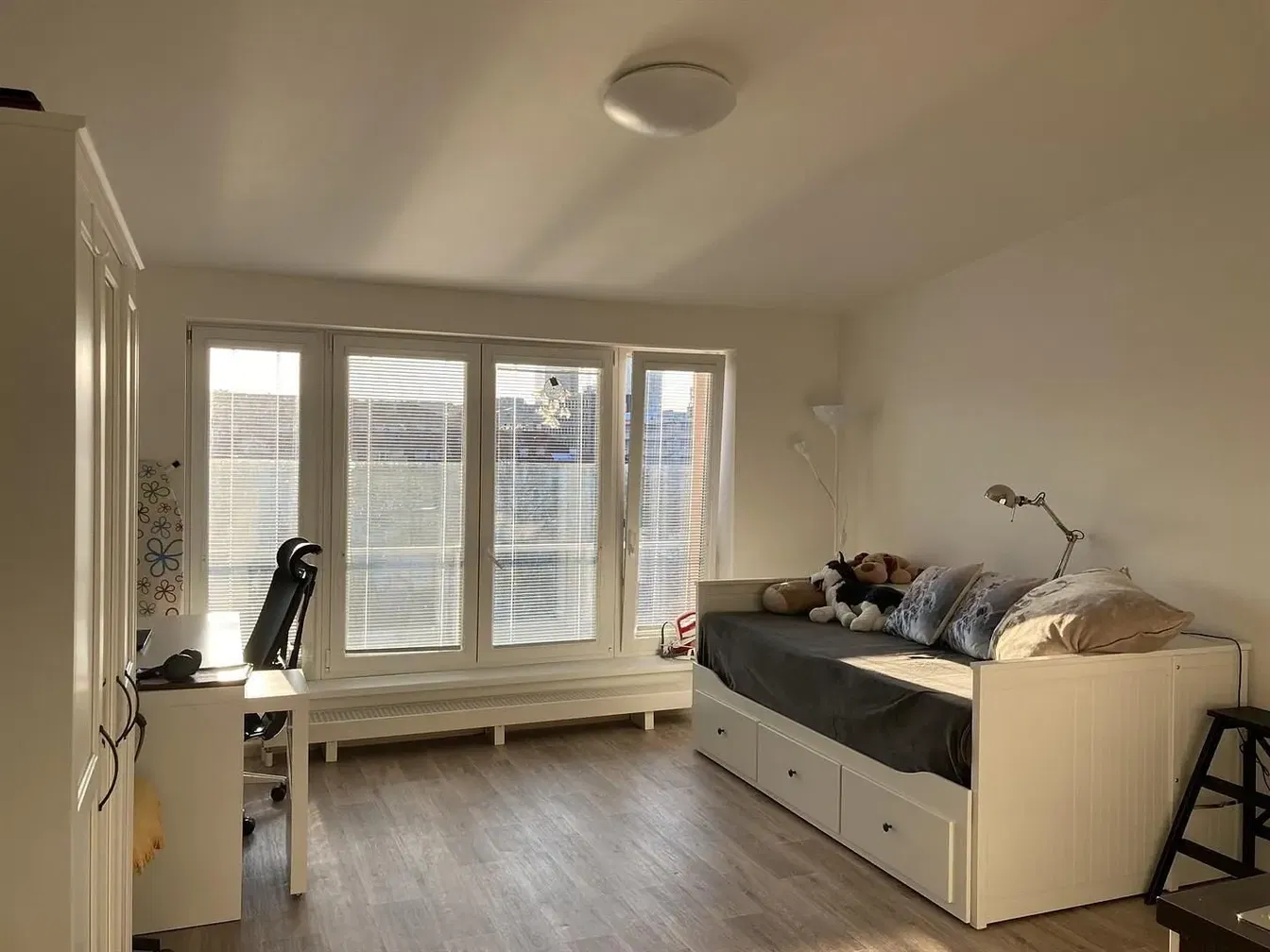 Schlafzimmer; tageslicht, holzboden