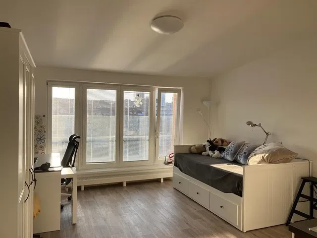 Schlafzimmer; tageslicht, holzboden