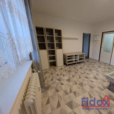 Wohnzimmer; fliesenboden, tageslicht