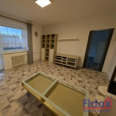 Wohnzimmer; fliesenboden, tageslicht