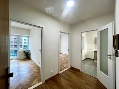 Obývací pokoj; dřevěná podlaha, přirozené světlo