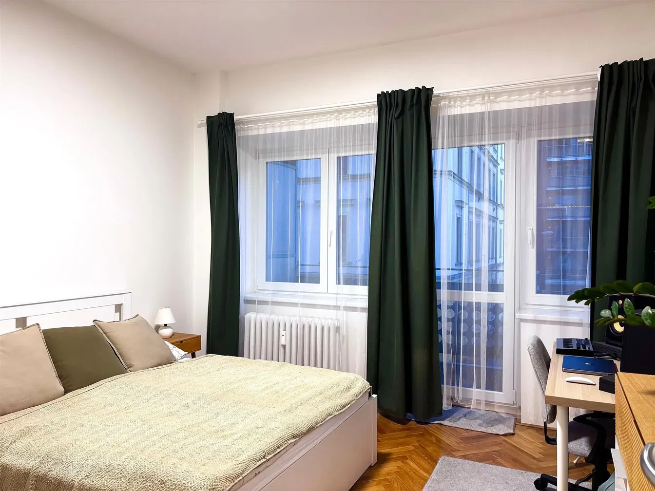 Ložnice; přirozené světlo, dřevěná podlaha, moderní styl