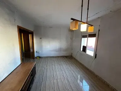 Oturma odası; fayans zemin, doğal ışık