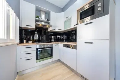 Küche; küchengeräte, fliesenboden, tageslicht, moderner stil