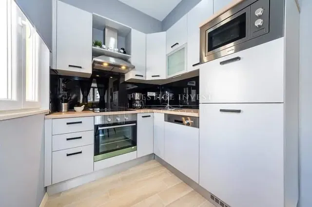 Küche; küchengeräte, fliesenboden, tageslicht, moderner stil