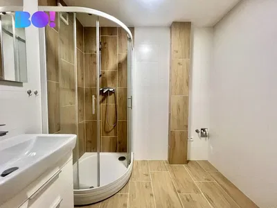 Salle de bain; carrelage, rénové, lumière naturelle, style moderne