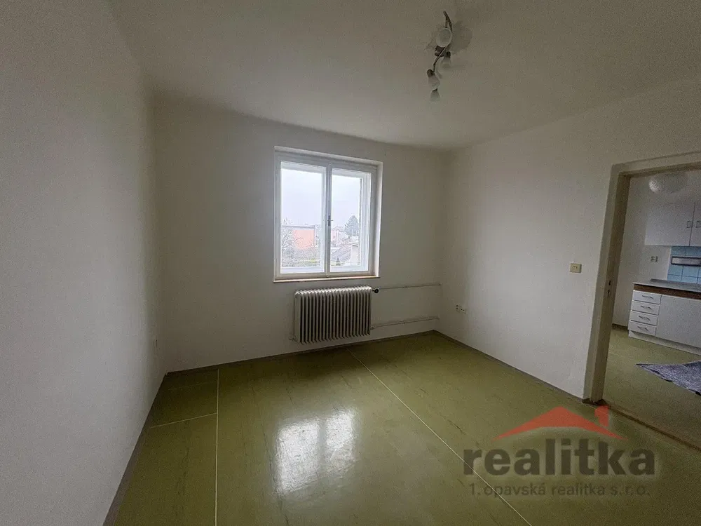 Wohnzimmer; fliesenboden, tageslicht, renovierungsbedürftig