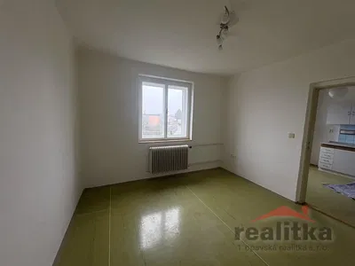 Wohnzimmer; fliesenboden, tageslicht, renovierungsbedürftig
