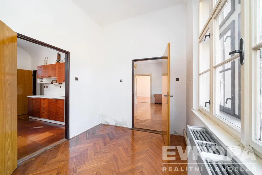 Wohnzimmer; holzboden, tageslicht