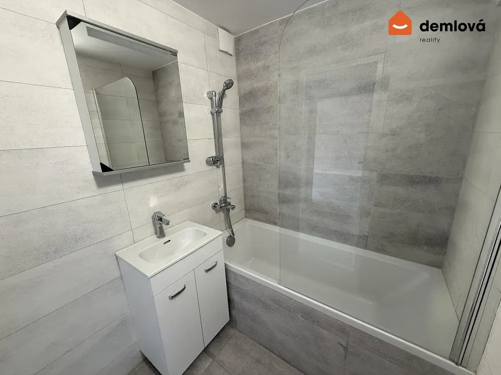 Badezimmer; fliesenboden, renoviert, tageslicht, moderner stil