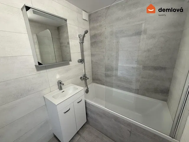 Badezimmer; fliesenboden, renoviert, tageslicht, moderner stil