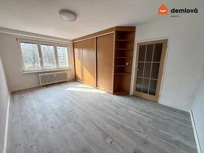 Schlafzimmer; tageslicht, fliesenboden, renoviert