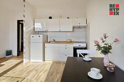 Cuisine; électroménager, parquet, lumière naturelle, style moderne