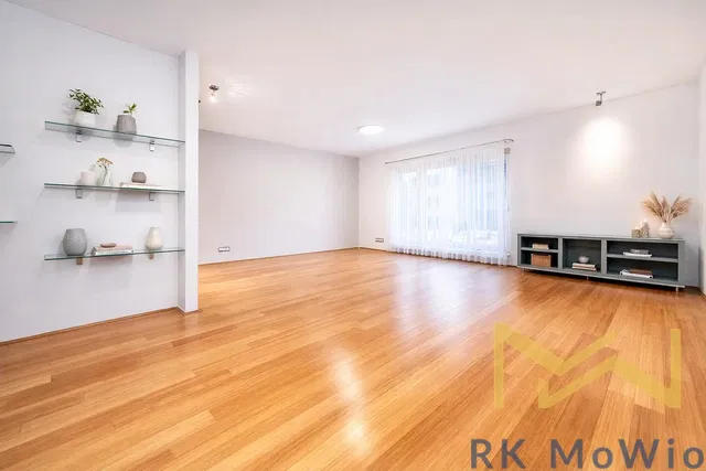 Wohnzimmer; holzboden, tageslicht, moderner stil