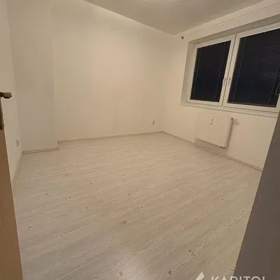 Schlafzimmer; holzboden, tageslicht