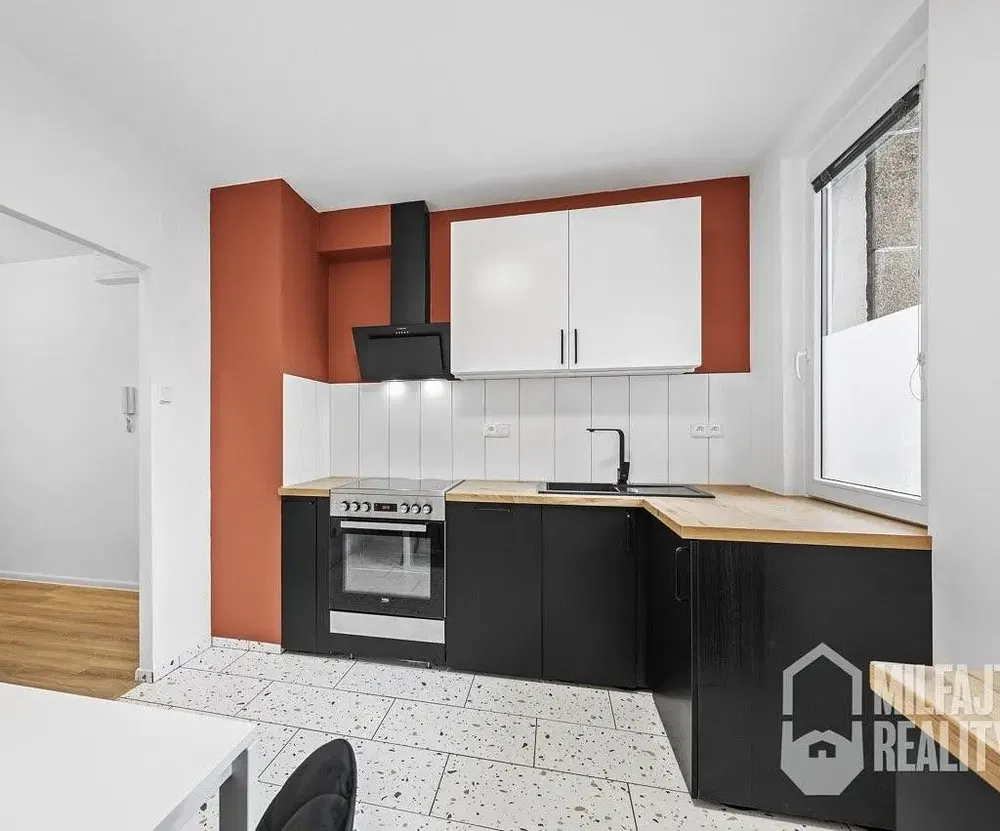 Cocina; electrodomésticos, suelo de madera, luz natural, estilo moderno