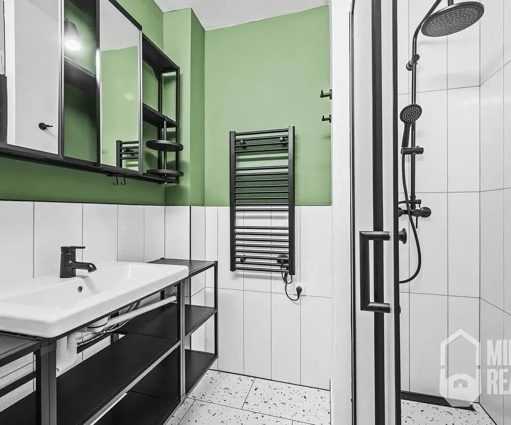 Baño; renovado, luz natural, suelo de baldosas, calentador de agua