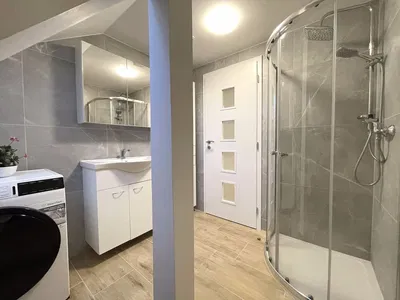Badezimmer; fliesenboden, renoviert, tageslicht
