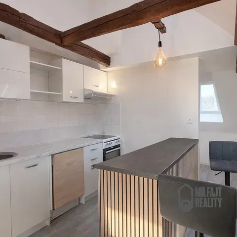 Küche; holzbalken, fliesenboden, moderner stil, tageslicht, küchengeräte