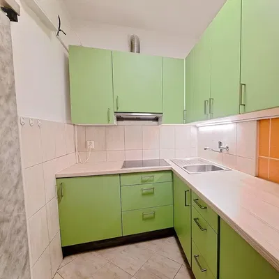 Cocina; electrodomésticos, suelo de baldosas