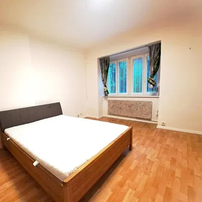 Dormitorio; suelo de madera, luz natural