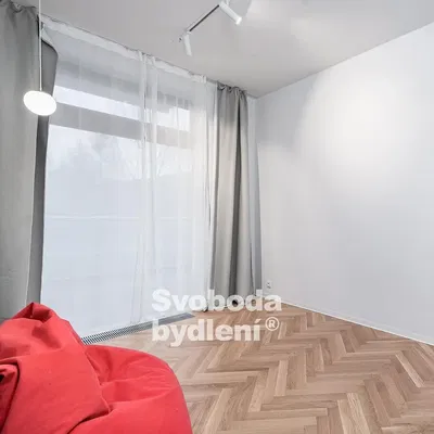 Wohnzimmer; holzboden, tageslicht