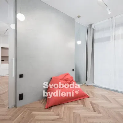 Wohnzimmer; holzboden, tageslicht, moderner stil