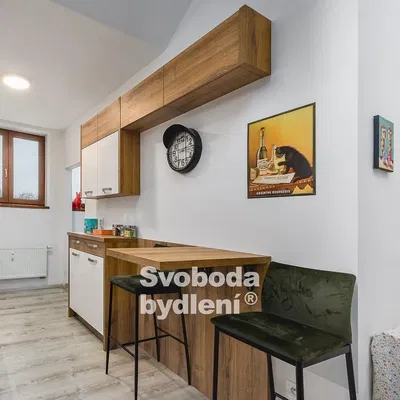 Cocina; suelo de madera, luz natural, estilo moderno