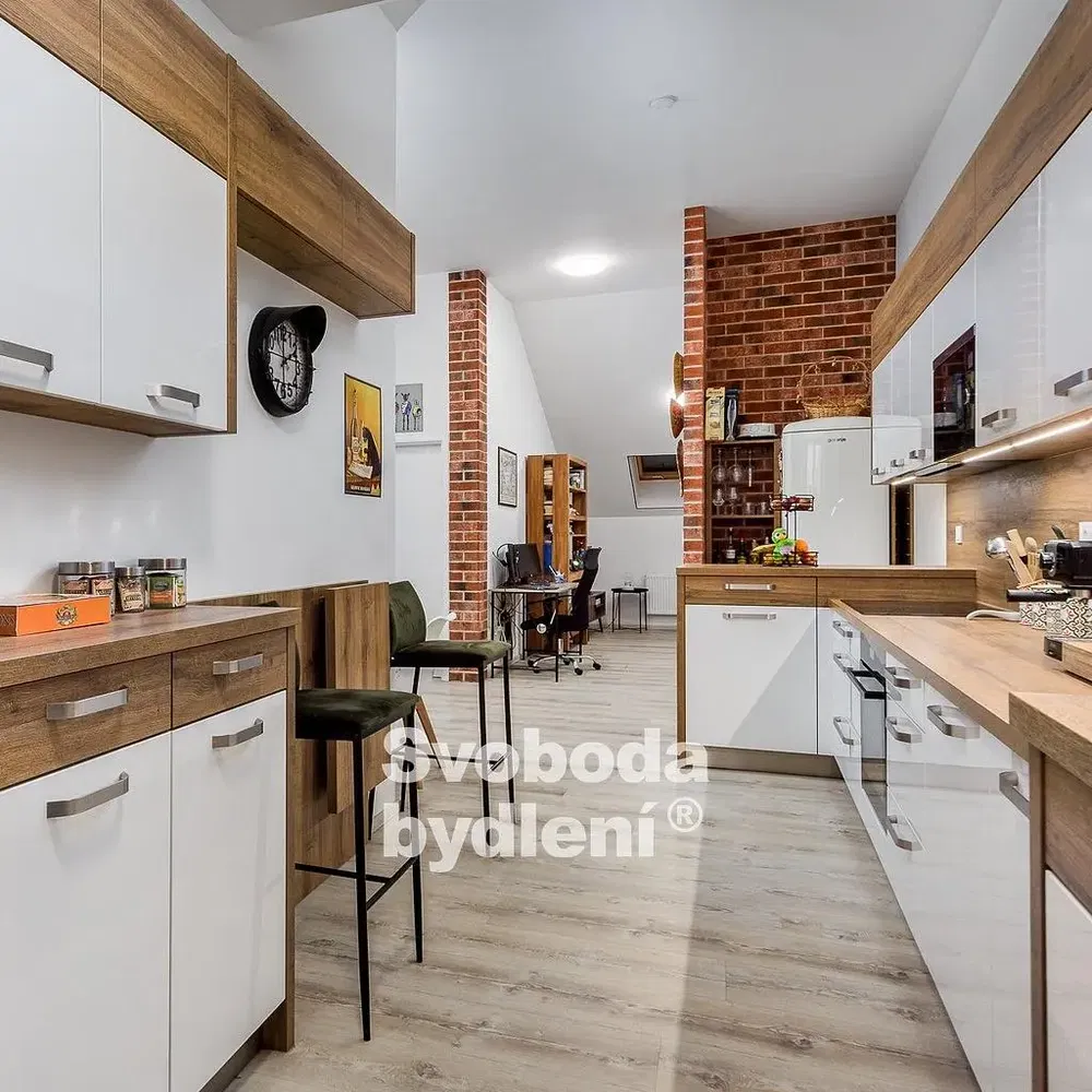 Cocina; electrodomésticos, suelo de madera, luz natural, estilo moderno