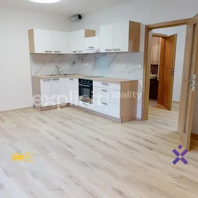 Küche; küchengeräte, holzboden, renoviert, tageslicht