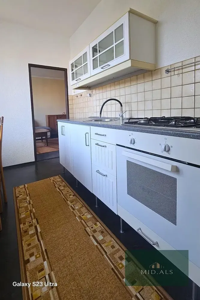 Cucina; elettrodomestici, pavimento in piastrelle