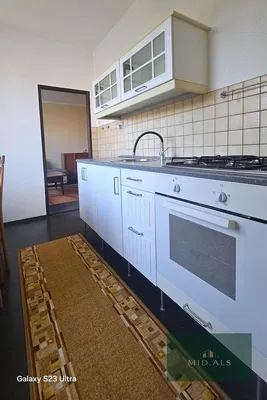 Cucina; elettrodomestici, pavimento in piastrelle