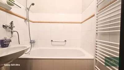 Bagno; pavimento in piastrelle, ristrutturato, luce naturale