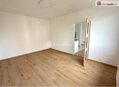 Schlafzimmer; holzboden, tageslicht, renoviert
