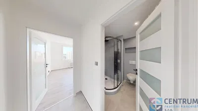 Banyo; fayans zemin, doğal ışık, tadilatlı