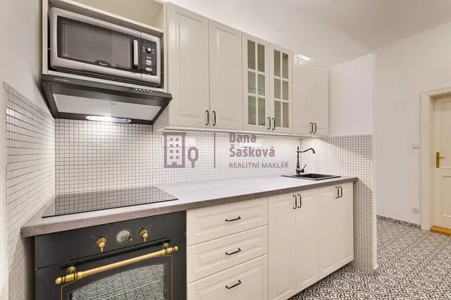 Cucina; elettrodomestici, ristrutturato, pavimento in piastrelle