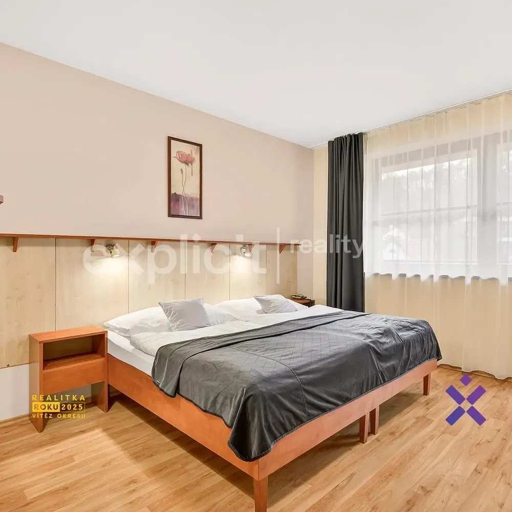 Schlafzimmer; holzboden, tageslicht