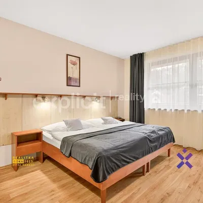 Schlafzimmer; holzboden, tageslicht